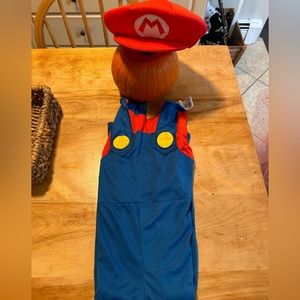Mario Halloween Costume size small 4/6 fit my 5 year old perfectly.